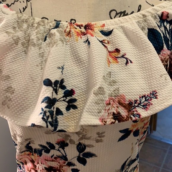 Off the shoulder dress - Picture 3 of 4